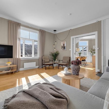 Lovely City Center Apartment With Amazing Views And Free Parking! Tromsø Buitenkant foto